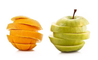 dilimlenmiş elma ve portakal üzerinde beyaz izole