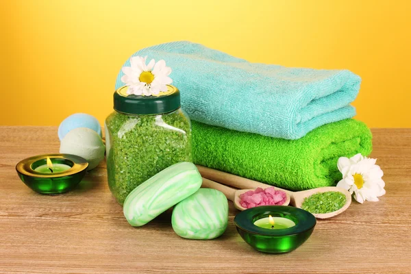 Badsalt, tvål och handduk — Stockfoto