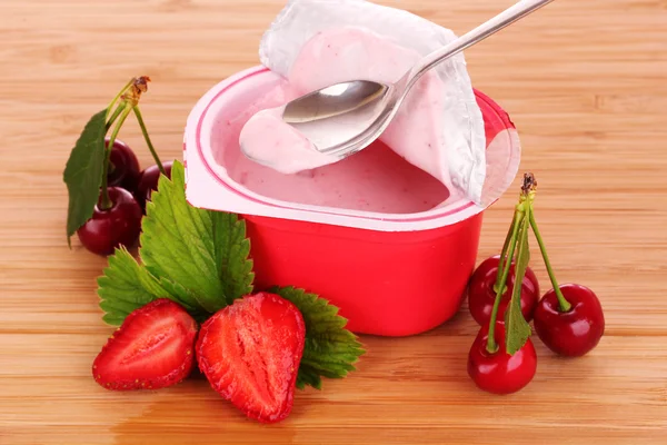 Iogurte, cerejas e morangos — Fotografia de Stock
