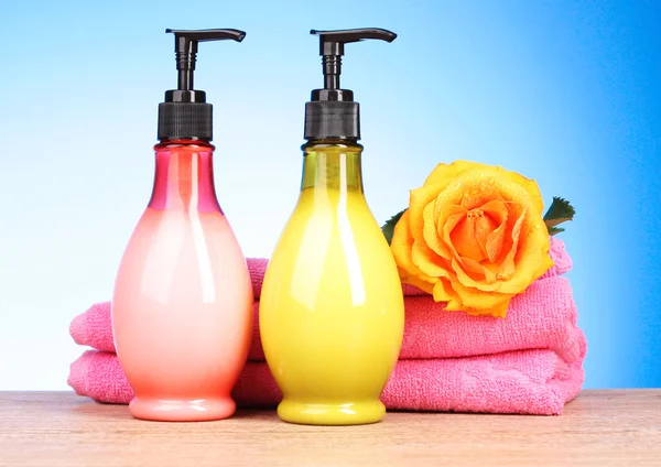 ピンクのタオル、石鹸、黄色いバラ — ストック写真