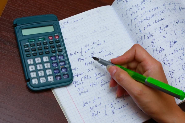 Arbete i hemmet, beräkning med penna och miniräknare — Stockfoto