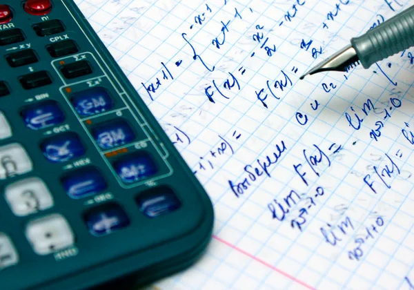 Heimarbeit, Berechnung mit Stift und Taschenrechner — Stockfoto