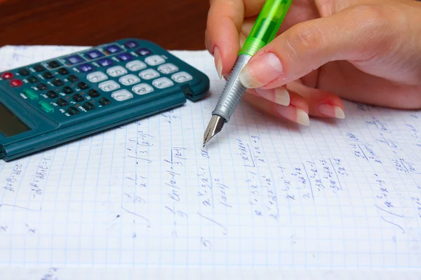 Heimarbeit, Berechnung mit Stift und Taschenrechner — Stockfoto