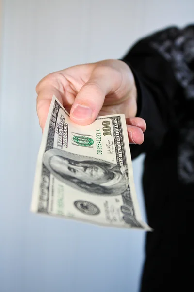 Dollar biljetten in hand — Stockfoto