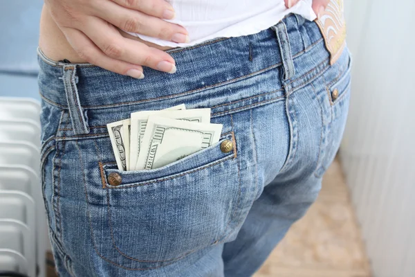 Džíny s ženskou ruku a peníze v kapse — Stock fotografie