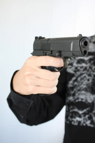 Mano dell'uomo con pistola — Foto Stock