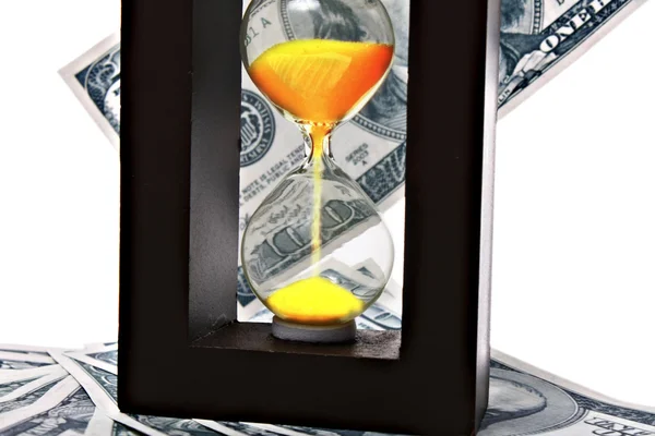 Relógio de areia com areia dourada no fundo do dólar — Fotografia de Stock