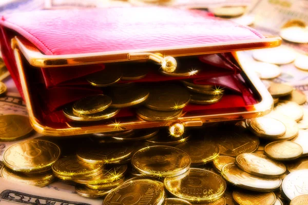 Portefeuille femme rouge et pièces d'or — Photo