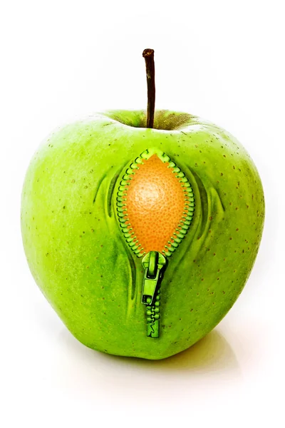 Apfel mit Reißverschluss und orange innen isoliert auf weiß — Stockfoto