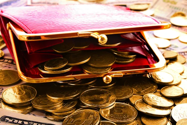 Rood vrouw portemonnee en gouden munten — Stockfoto