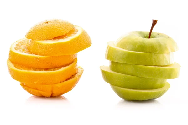 Нарезанные яблоко и апельсин изолированы на белом — стоковое фото