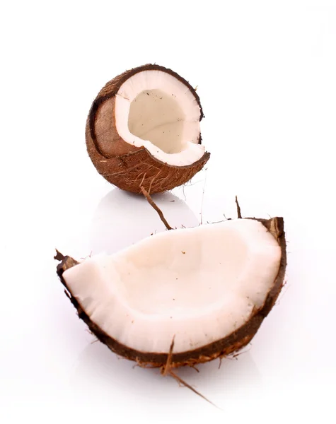 Dos mitades de coco sobre fondo blanco — Foto de Stock
