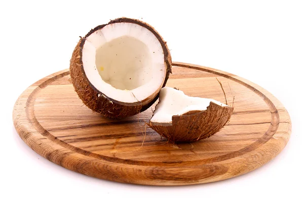 Deux moitiés de noix de coco sur plateau en bois isolé sur blanc — Photo