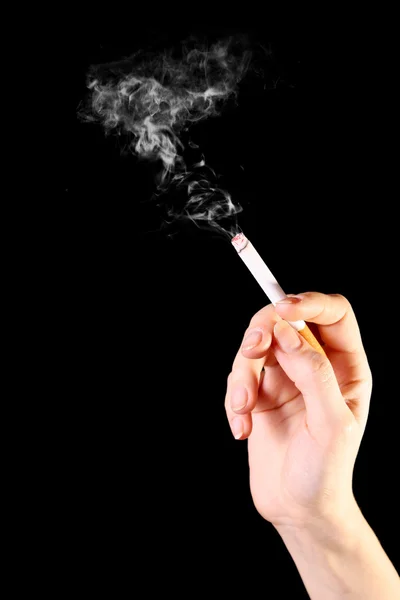 Mano de mujer sosteniendo un cigarrillo con humo —  Fotos de Stock