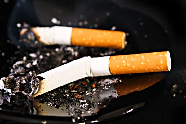 Due sigari su sfondo scuro — Foto Stock