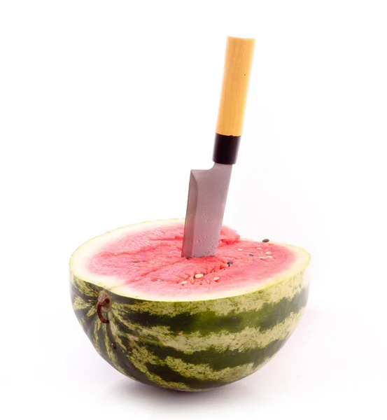 Messer in Wassermelone isoliert auf weißem Hintergrund — Stockfoto