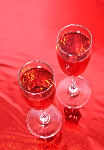 Két pohár bor, piros háttér — Stock Fotó