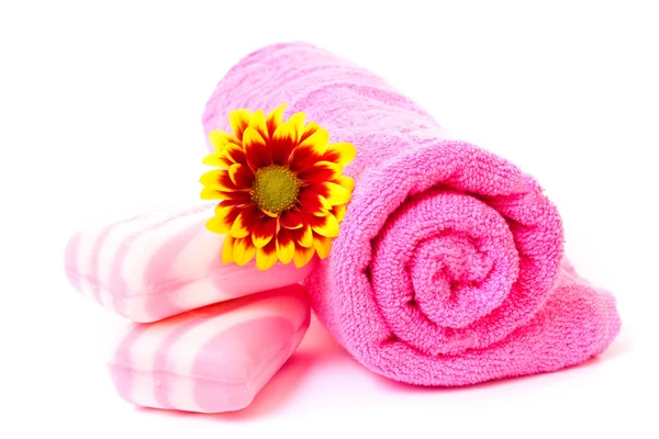 Jabón, flor y toalla en blanco —  Fotos de Stock