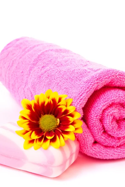 Seife, Blume und Handtuch auf weiß — Stockfoto