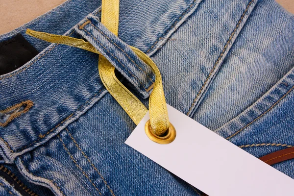 Štítek na modré džíny — Stock fotografie