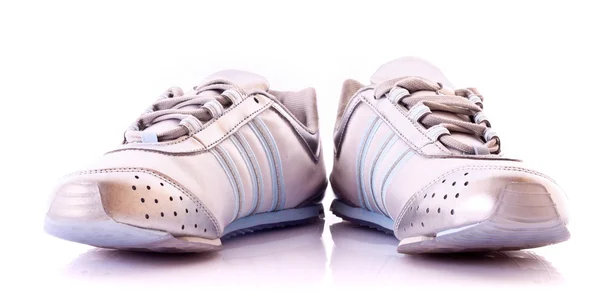 รองเท้าผ้าใบที่แยกจากสีขาว — ภาพถ่ายสต็อก