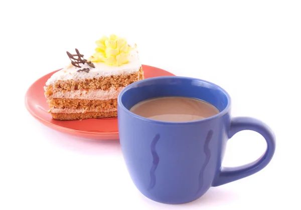 Торт и чашка изолированы на белом — стоковое фото
