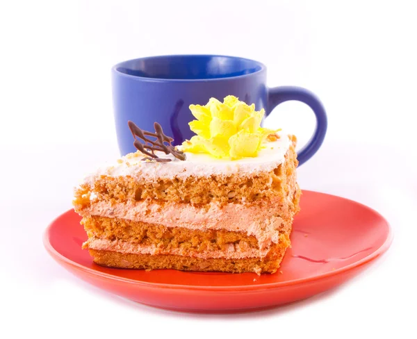 Torta e tazza isolate su bianco — Foto Stock