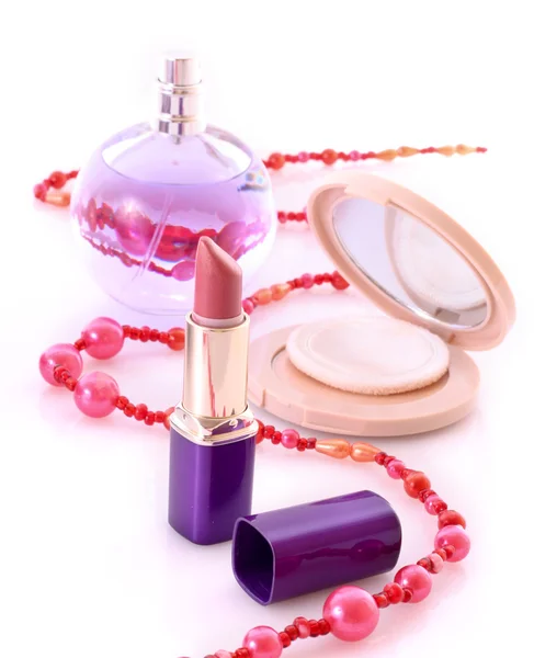 Lippenstift, Puder und Parfüm isoliert auf Weiß — Stockfoto
