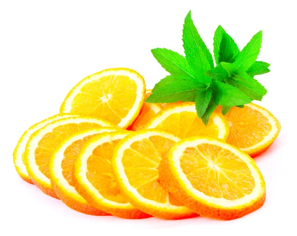 Vele gesneden sinaasappelen en groene plant geïsoleerd op wit — Stockfoto