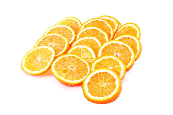 Viele in Scheiben geschnittene Orangen isoliert auf weiß — Stockfoto