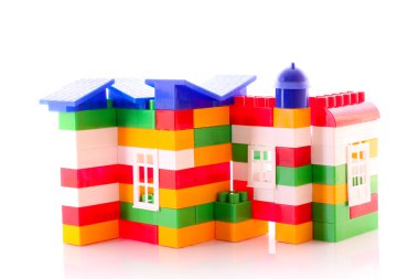 Evin üzerinde beyaz izole oyuncak tuğla inşa