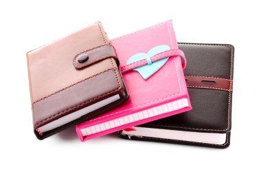Üç notebooklar üzerinde beyaz izole