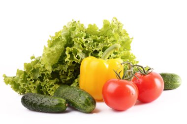 salatalık, biber, domates ve üzerinde beyaz izole salata