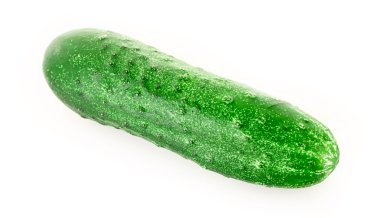 Salatalık beyaza izole edilmiş.