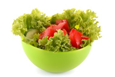 yeşil salata, salatalık ve domates yeşil plaka üzerinde beyaz izole