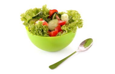 yeşil salata, salatalık ve domates yeşil plaka üzerinde beyaz izole