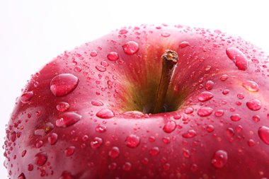 Kırmızı elma closeup ile üzerine beyaz izole waterdrops