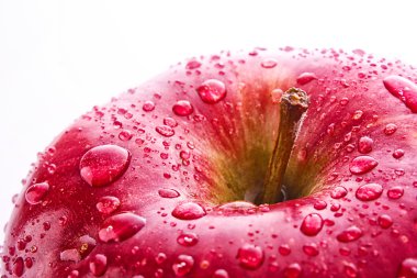 Kırmızı elma closeup ile üzerine beyaz izole waterdrops