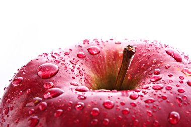 Kırmızı elma closeup ile üzerine beyaz izole waterdrops