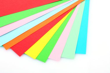 Beyaz üzerine izole edilmiş farklı renk kağıtları