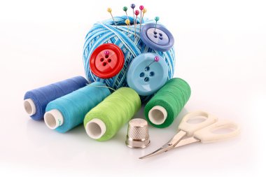 beyaz izole yün topu kaç iğne