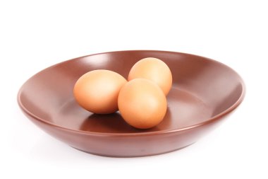 Üç tavuk yumurta düz plaka üzerinde beyaz izole kahverengi