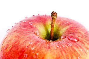 Kırmızı elma closeup ile üzerine beyaz izole waterdrops