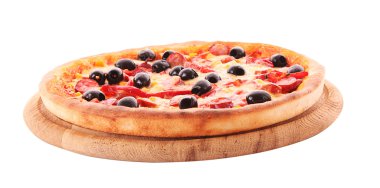 ahşap plaka üzerinde beyaz izole zeytinli pizza