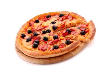 ahşap plaka üzerinde beyaz izole zeytinli pizza