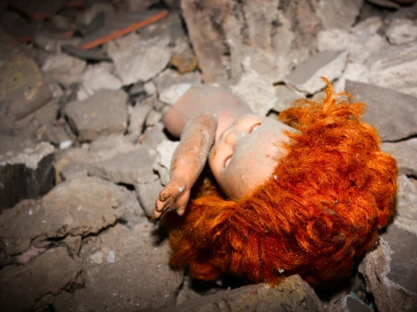 Velha boneca ruiva em casa arruinada — Fotografia de Stock