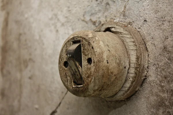 Gamla strömbrytare på gammal vägg — Stockfoto