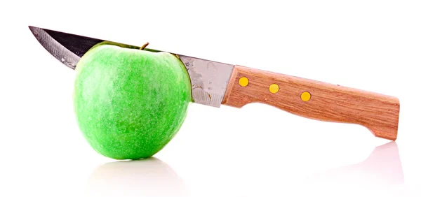Μαχαίρι στο μήλο που απομονώνονται σε λευκό — Φωτογραφία Αρχείου