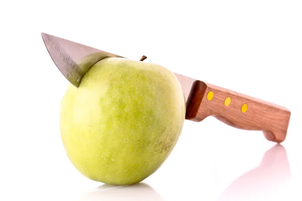 Faca na maçã isolada no branco — Fotografia de Stock