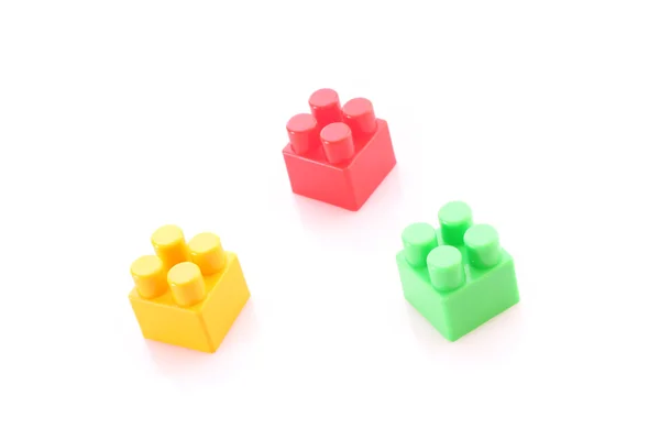 Três tijolos de construção de brinquedos isolados em branco — Fotografia de Stock